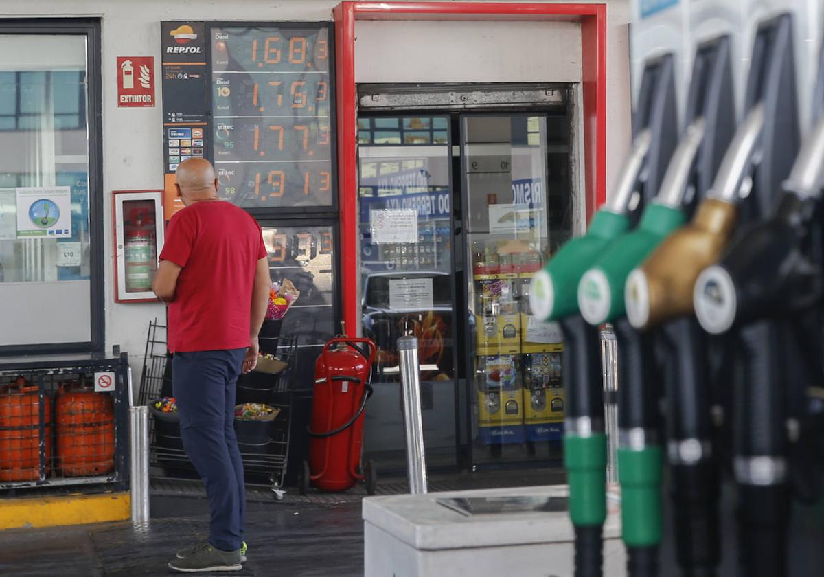 La volatilidad de los combustibles mantiene en vilo al Gobierno sobre la retirada de las ayudas a final de año