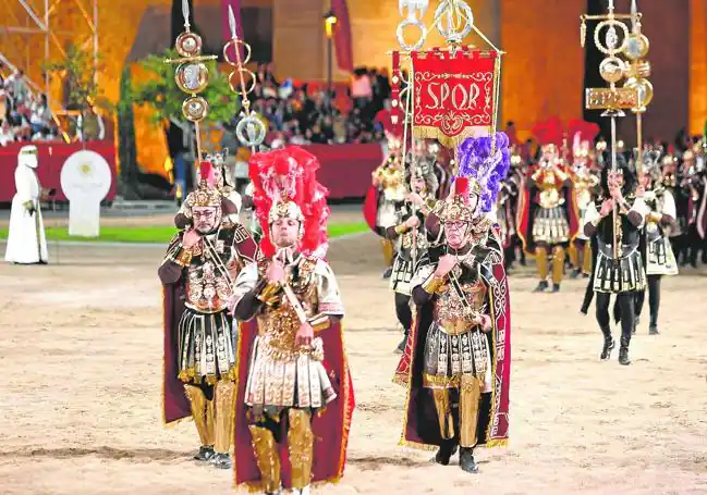 Blancos y azules representan la Historia de la Salvación ante los jóvenes cofrades en Lorca