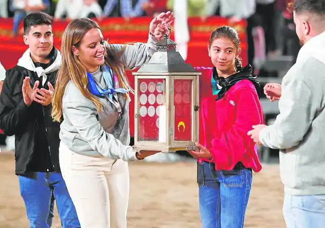 Entrega de la luz del cristianismo a los jóvenes cofrades.