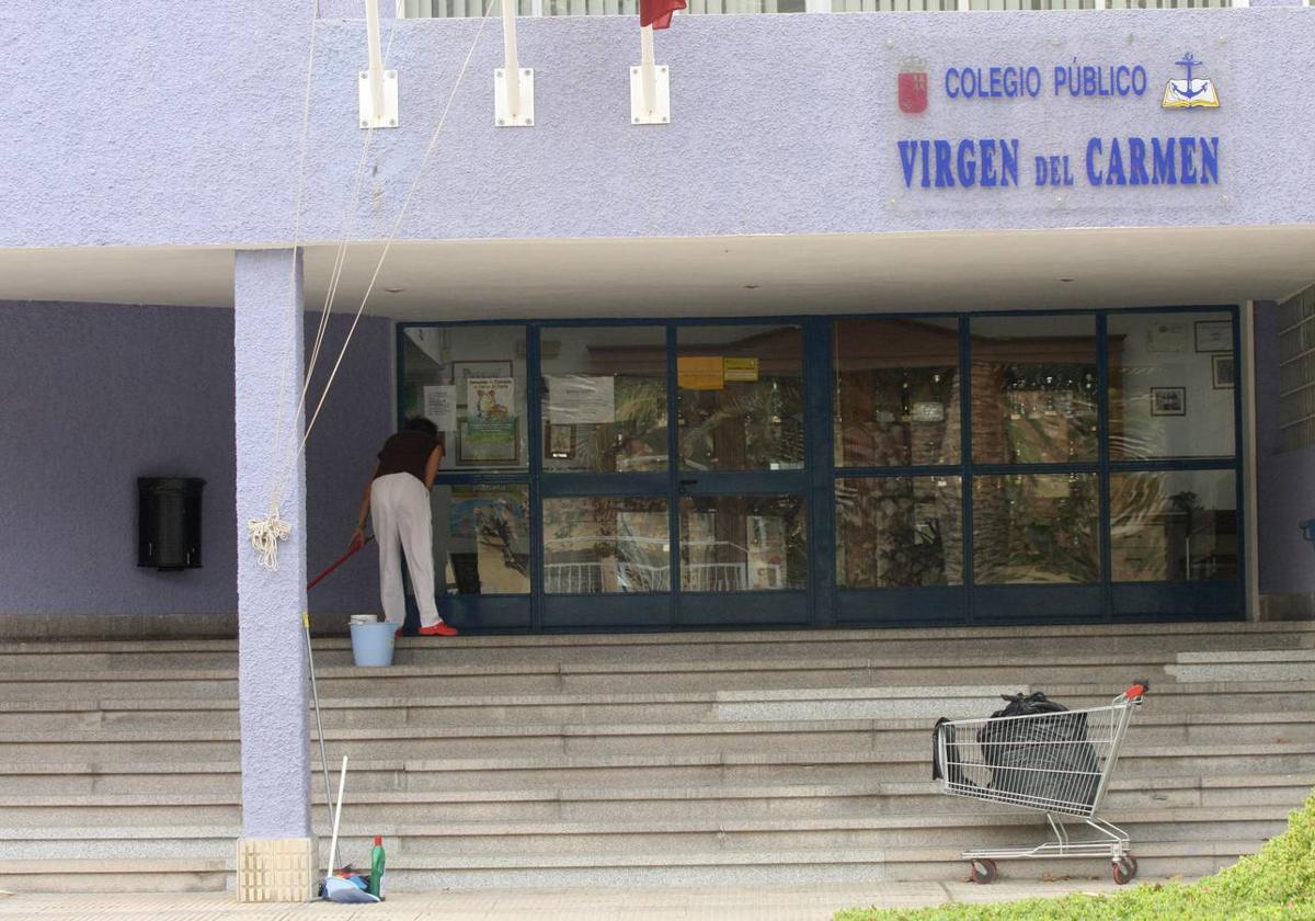 Piden subrogar a 6 empleados del servicio de limpieza escolar en Cartagena