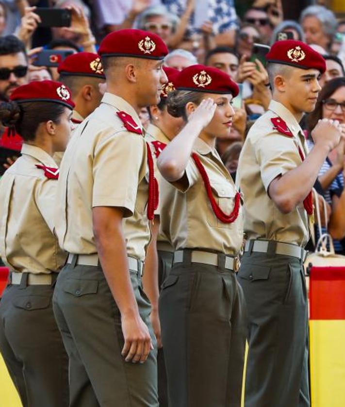 Imagen secundaria 2 - Leonor, protagonista absoluta en la ofrenda del Pilar en la víspera de su jura de bandera