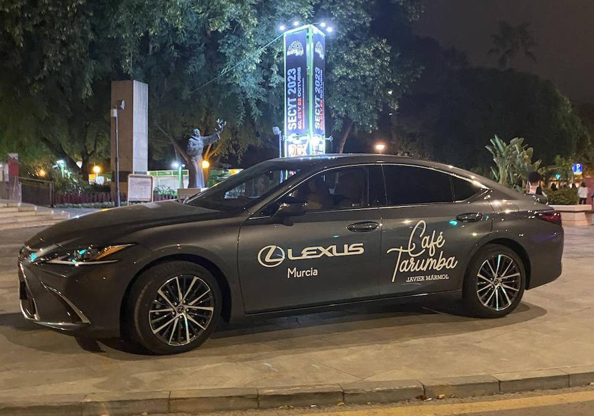 Lexus Murcia desfila en el ‘Café Tarumba’ de Javier Mármol