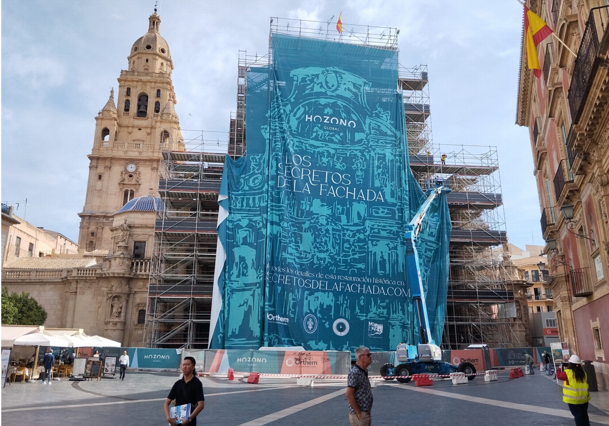Despliegue de la primera lona que cubrirá la Catedral de Murcia