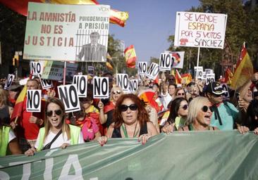 Miles de personas claman en Barcelona contra el Gobierno y contra la amnistía y al grito de «Puigdemont a prisión»