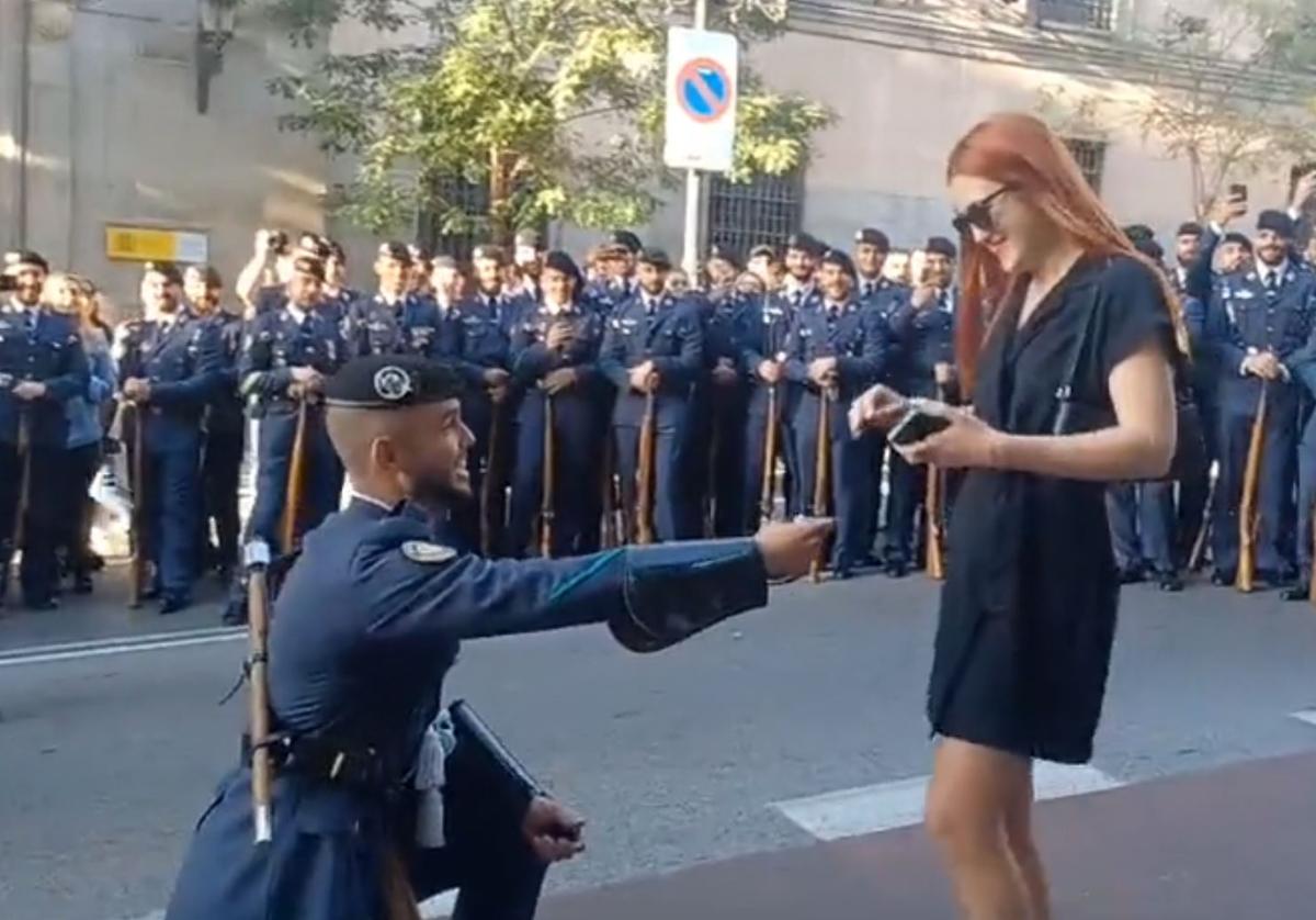 La pedida de mano de un joven de Abarán al inicio del desfile militar del 12 de octubre