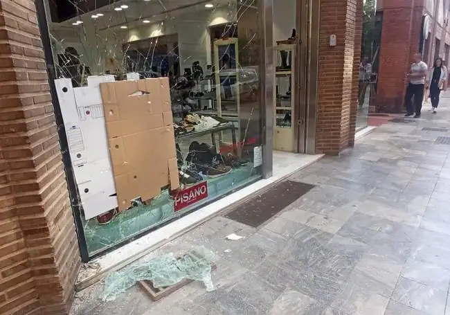 Roban en dos tiendas de zapatos en pleno centro de Murcia