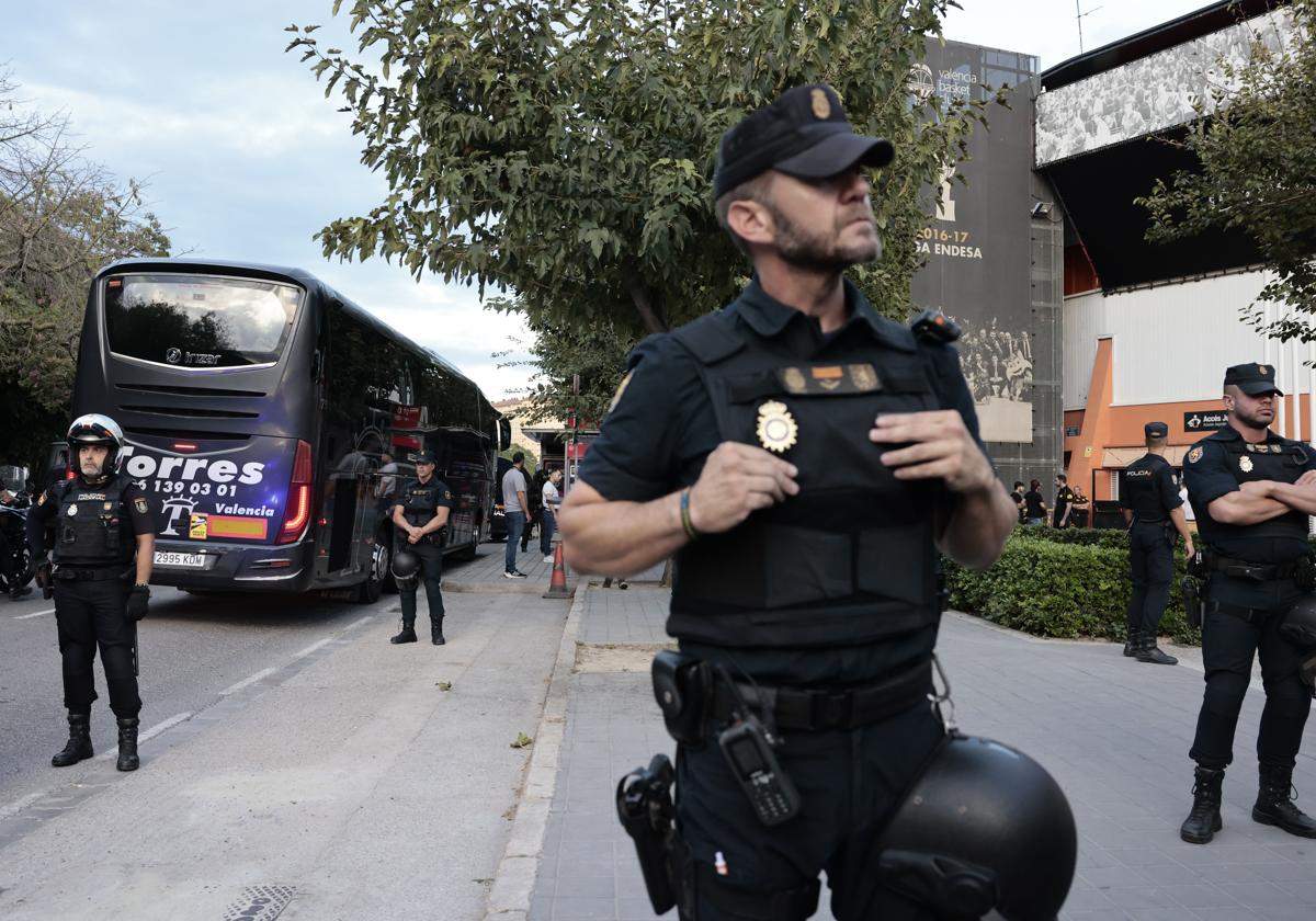 Batalla campal entre radicales antes del partido Betis-Osasuna