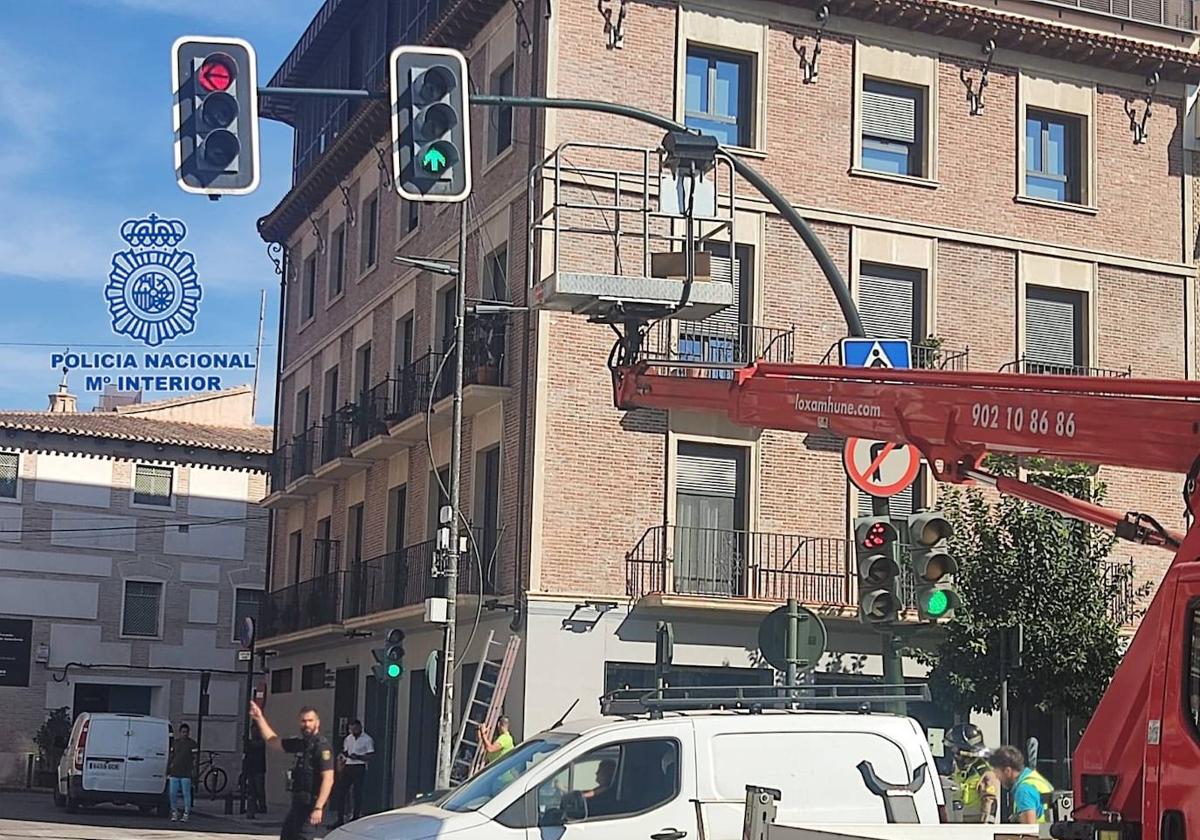 Rescatan a un trabajador en Murcia que quedó atrapado entre la cesta de una grúa y un semáforo