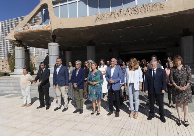 Los diputados, a las puertas de la Asamblea Regional.