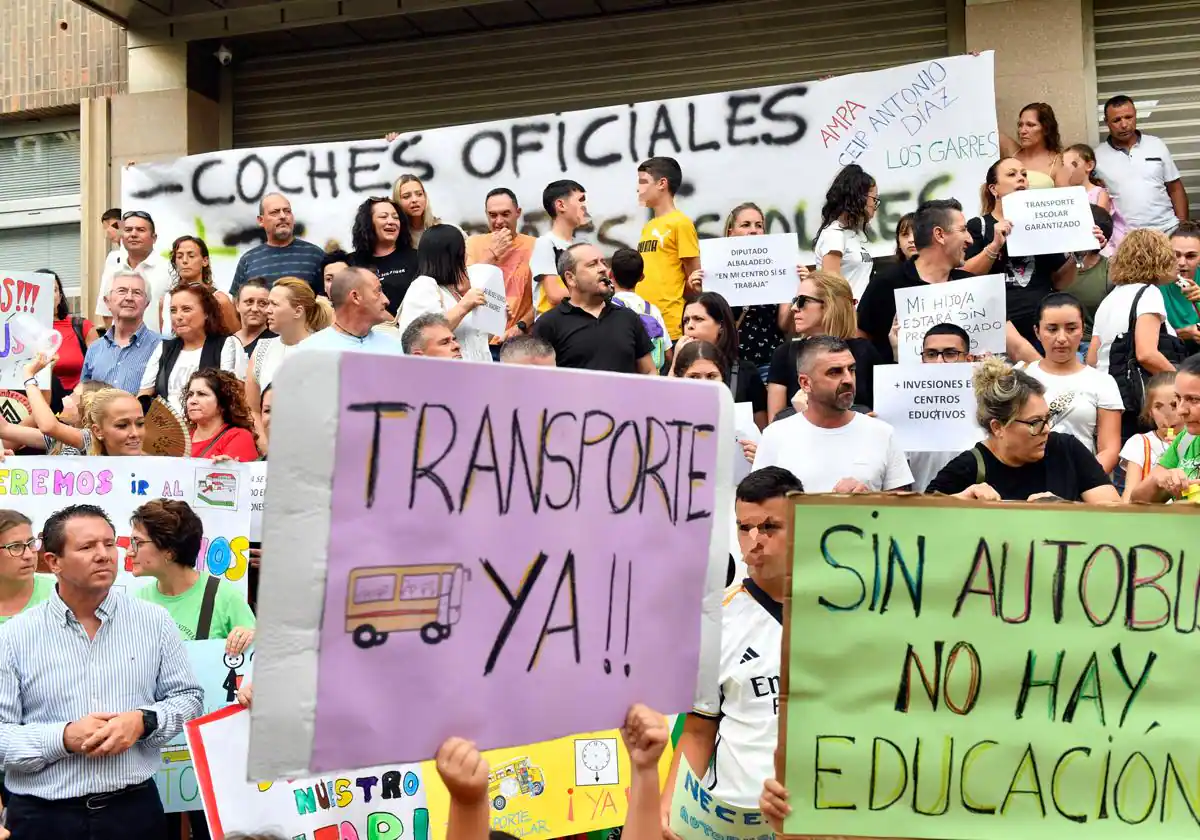 Más de un millar de estudiantes siguen aún sin transporte escolar