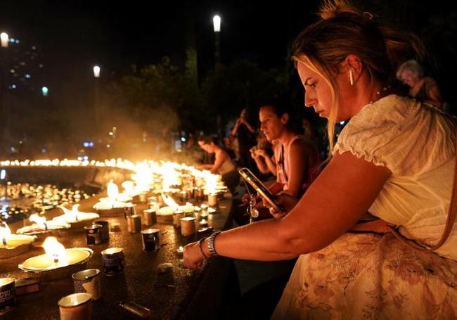 Velas en recuerdo de las víctimas del ataque de Hamás del sábado.