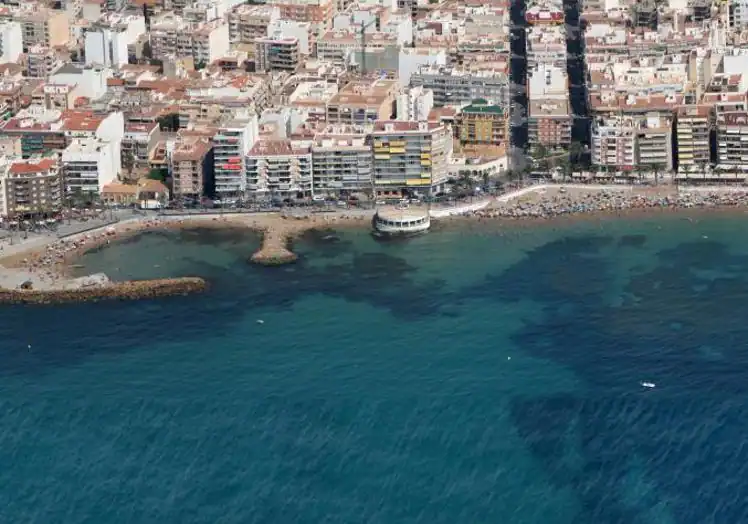 Foto aérea de Torrevieja con El Tintero en el centro.