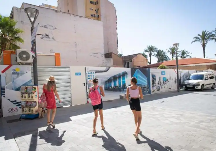 Parcela municipal, detrás del cuartel y la sala de exposiciones, en la que se edificará la sede universitaria y de Agamed.