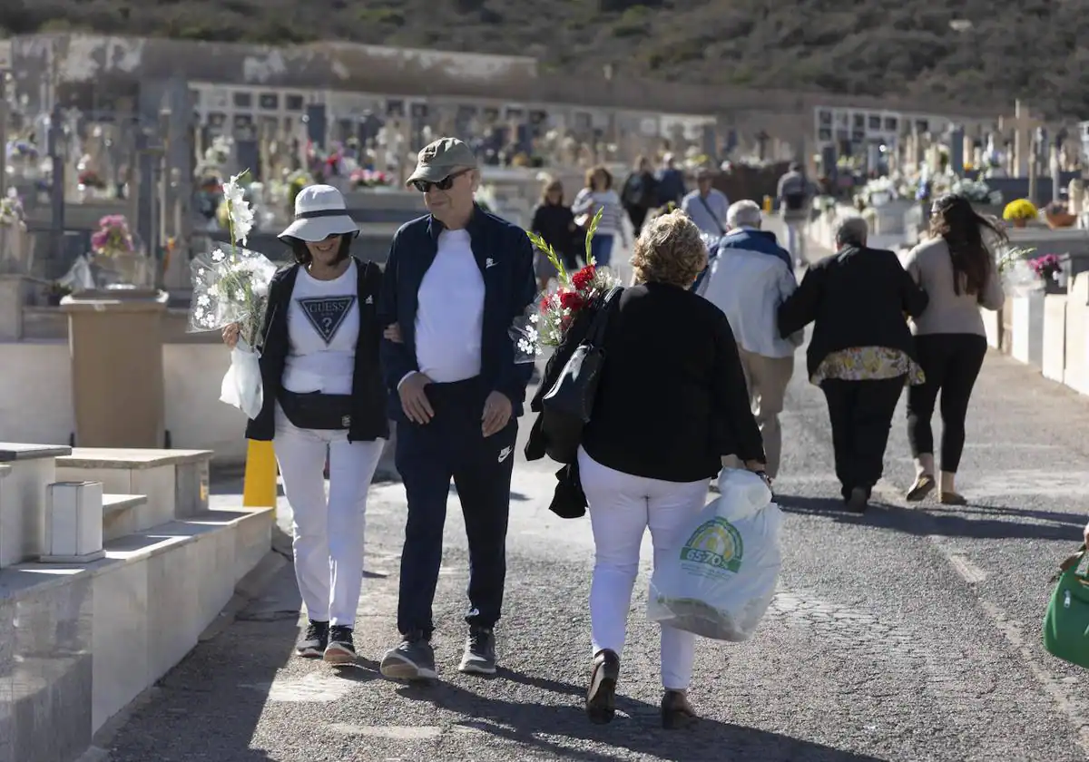 Las visitas escalonadas marcan el principal día de cementerios en Cartagena