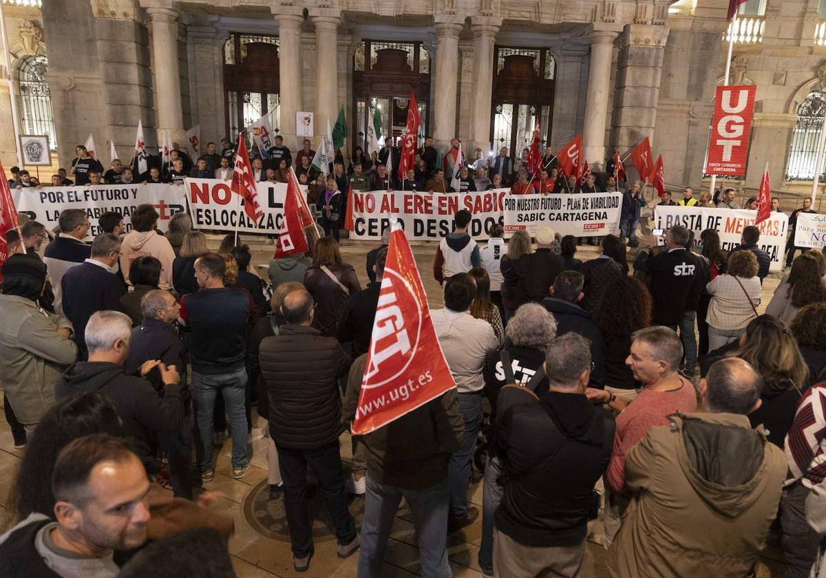 López Miras confirma el preacuerdo de Sabic con los trabajadores para evitar despidos