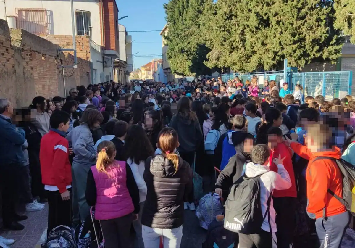 Segundo día de huelga del alumnado del CEIP Sagrado Corazón de Librilla: «Aún hay un trozo de la cubierta que se puede caer sin mucho viento»