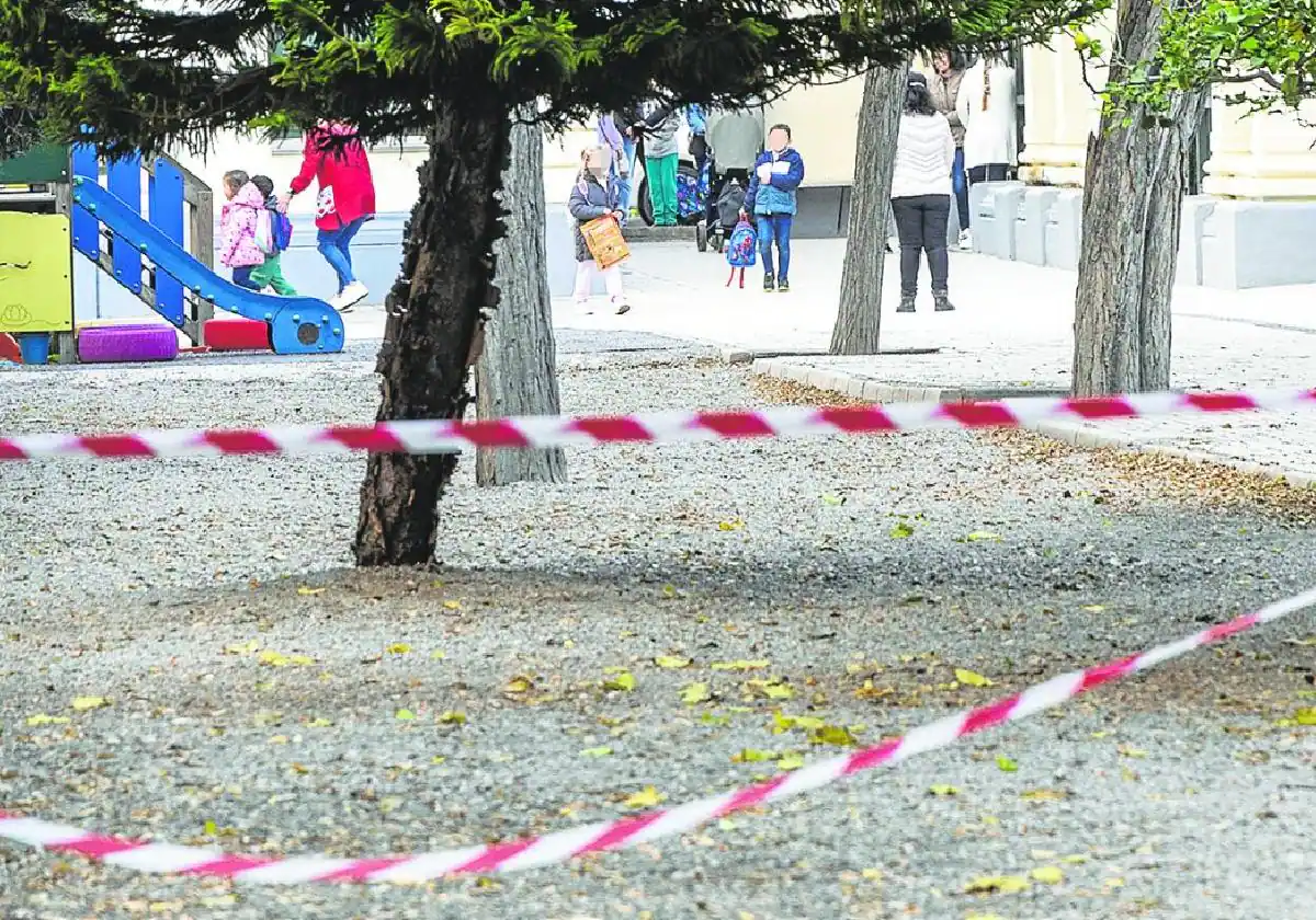 El riesgo de desprendimientos obliga a precintar la entrada a la zona escolar de la Casa del Niño de Cartagena