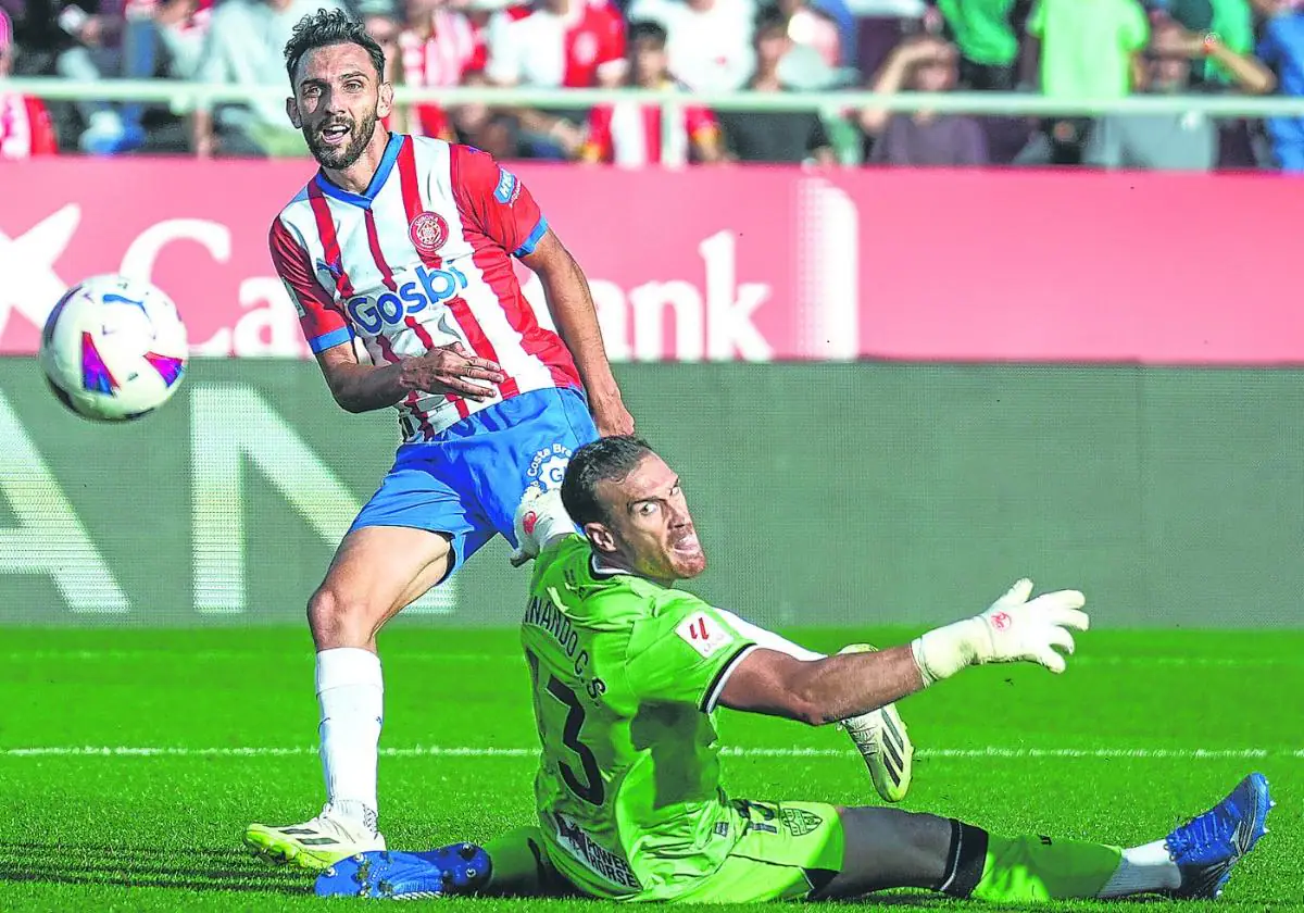 Iván Martín, criado en el Torre Pacheco, es una pieza fundamental en el Girona líder