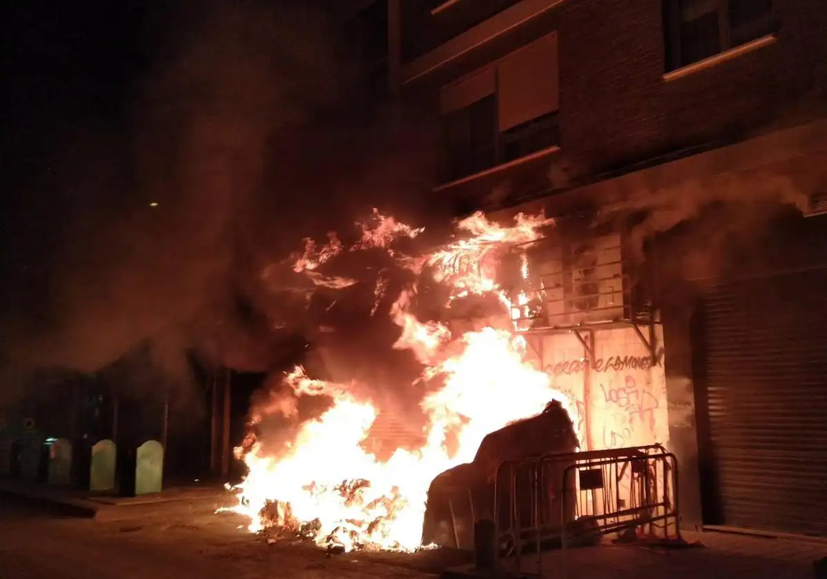 El incendio de unos contenedores afecta a una fachada en Murcia