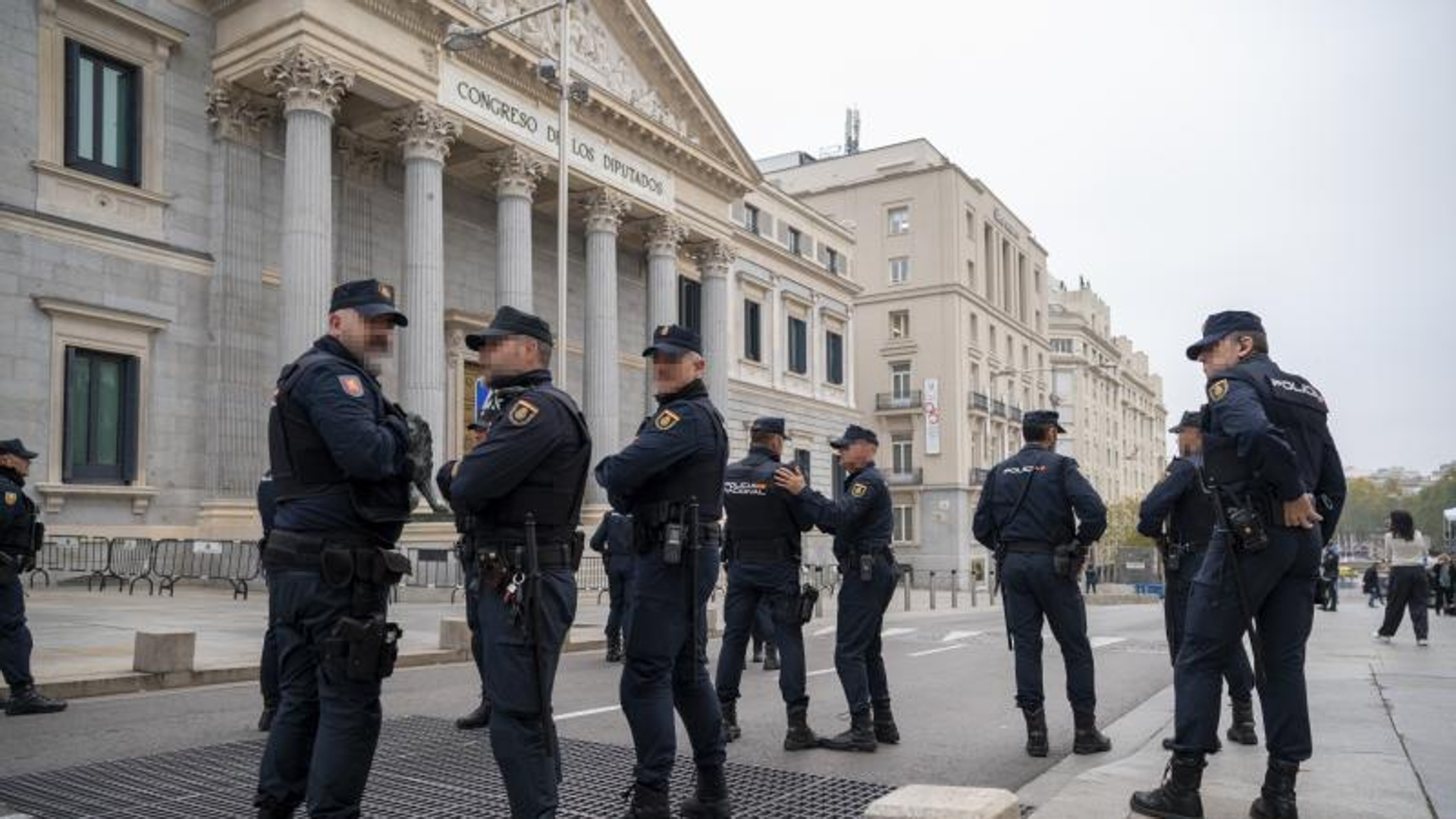 Tranquilidad en los alrededores del Congreso ante la investidura de Sánchez