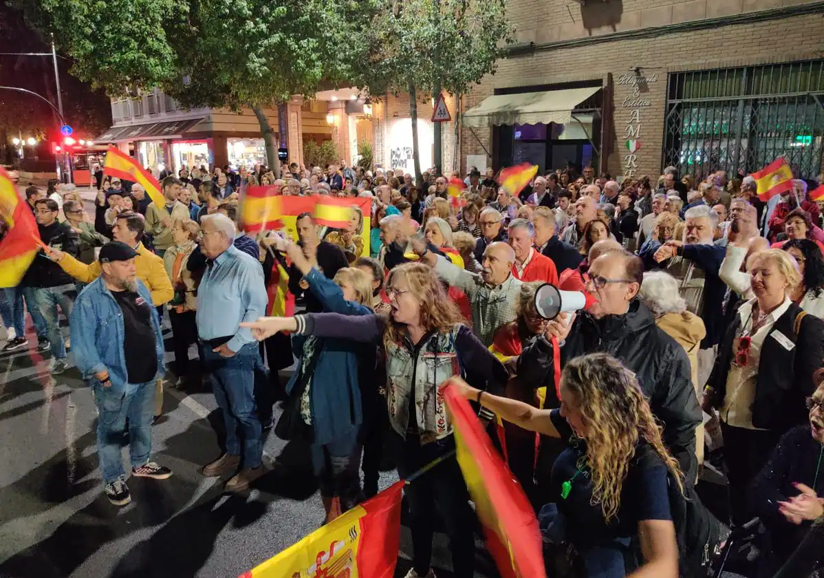 Una protesta contra la ley de amnistía frente a la sede del PSOE en Murcia corta la calle Princesa