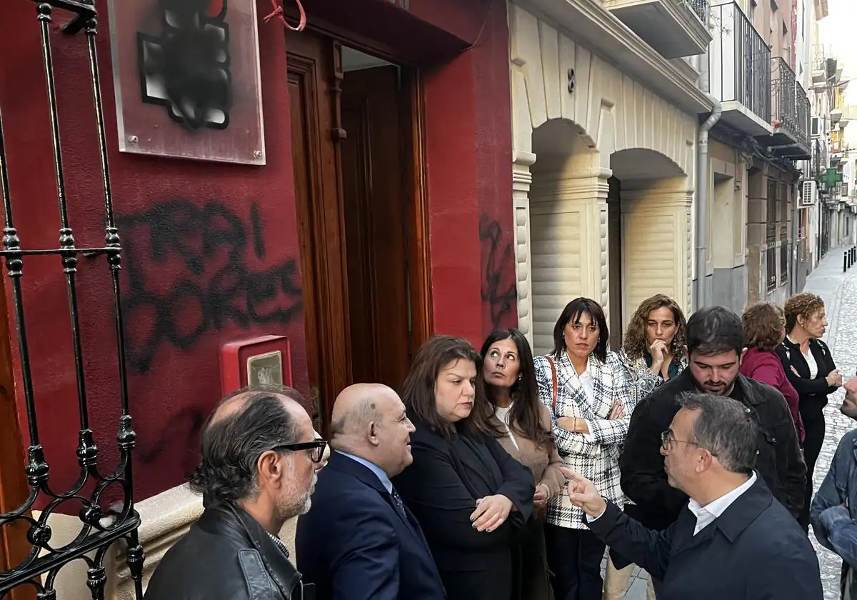 Aparecen pintadas con la palabra ‘traidores’ en la sede del PSOE de Cieza