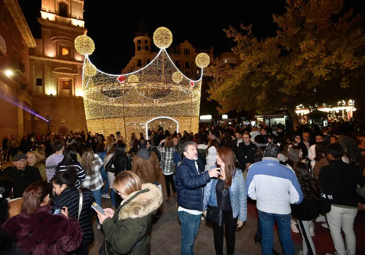 La Navidad más tempranera ya brilla en el centro de Murcia