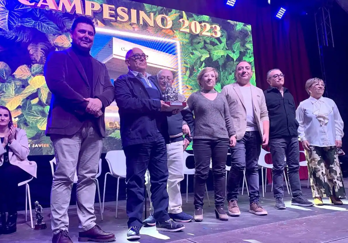 Los abanderados entregan los premios Pirata, Marinero y Campesino de las fiestas de San Javier 2023