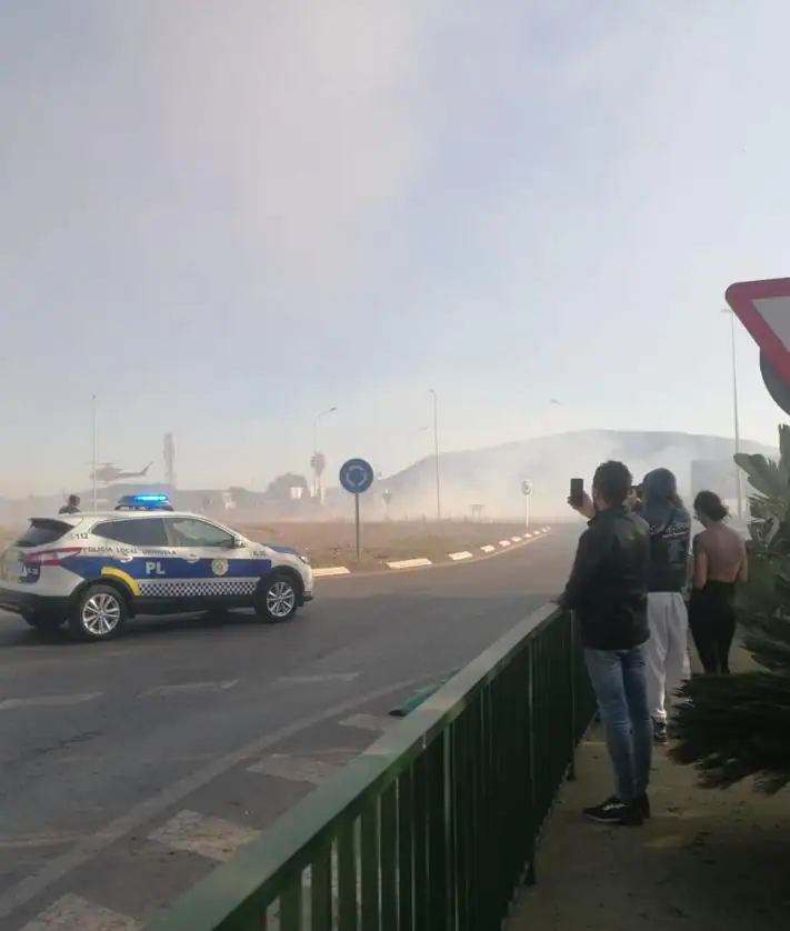 Imagen secundaria 2 - Un incendio calcina una parcela de matorral a las afueras de Orihuela