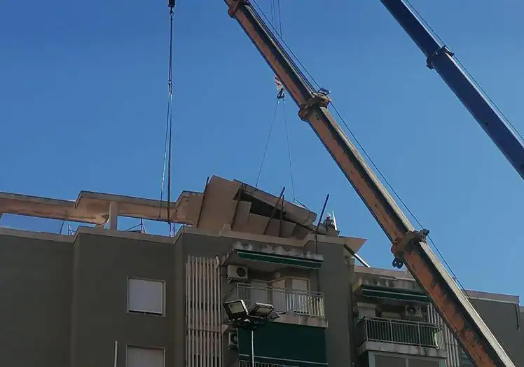 Una gran plancha de hormigón que amenazaba con caer de una fachada obliga a cortar la calle Luis Barcala de Orihuela