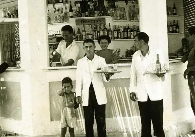 Clientes del kiosko El Tintero en los años 50 del siglo pasado.