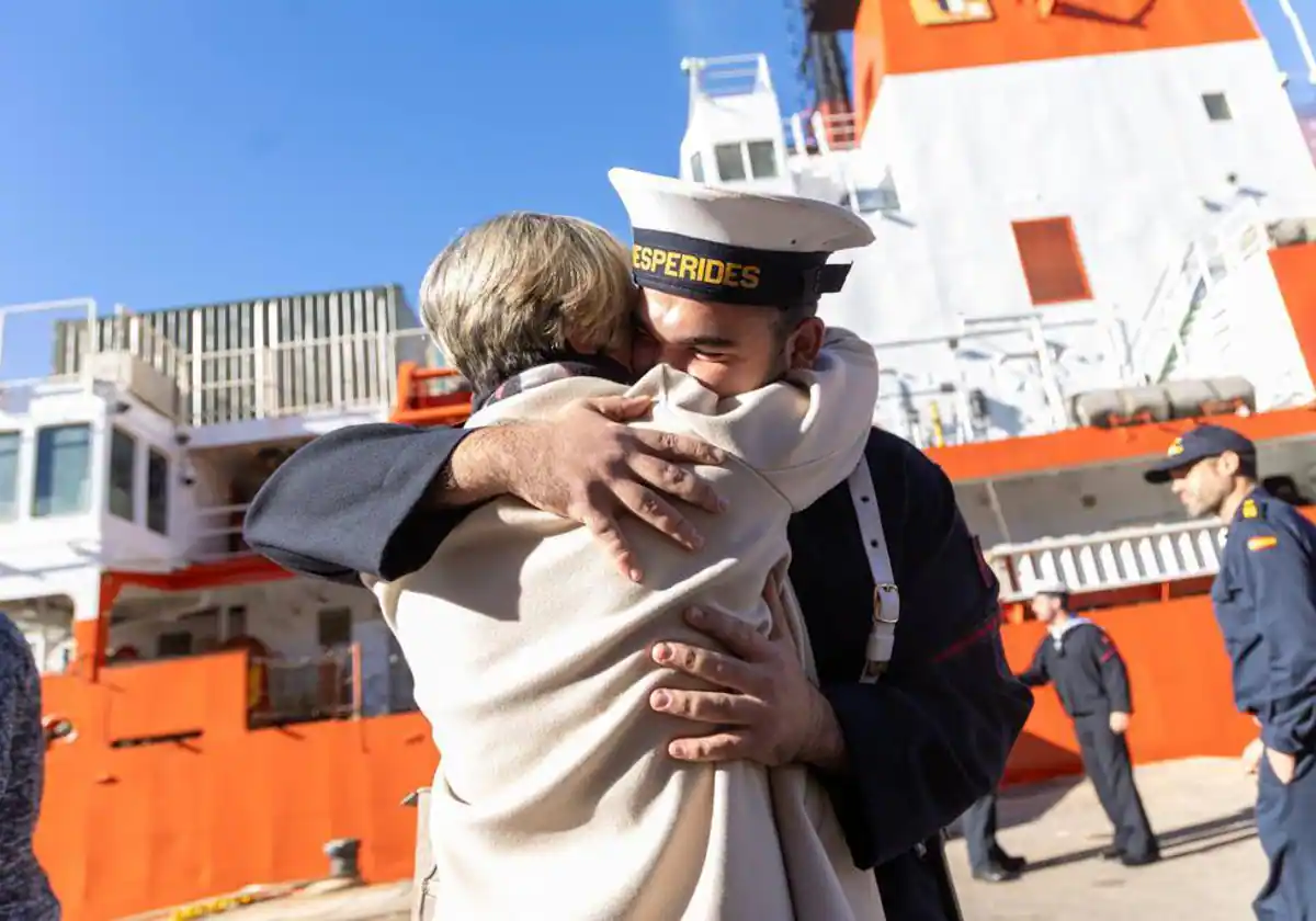 Orgullo y tristeza se funden en la despedida del ‘Hespérides’ en su salida a la Antártida