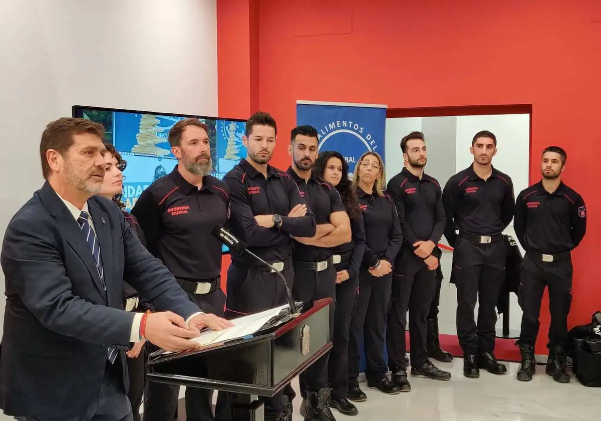 Los bomberos de Murcia protagonizan un calendario solidario junto a sus hijos y sus mascotas