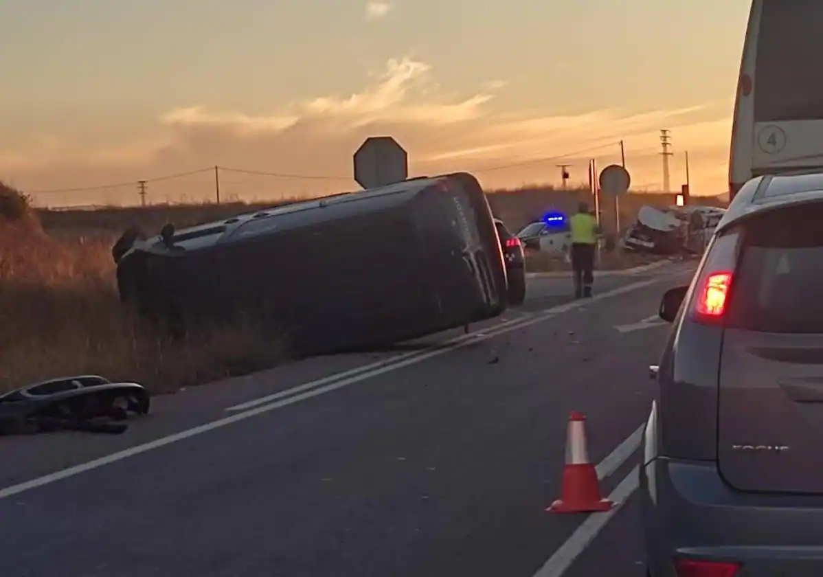 Muere un hombre en un accidente múltiple en la carretera entre Roldán y Balsicas