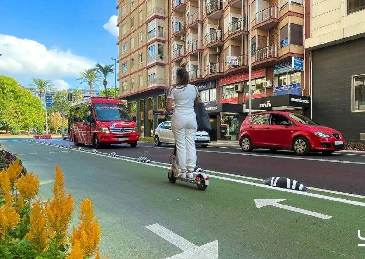 Imagen secundaria 1 - Arriba y abajo a la derecha, la Gran Vía. Abajo a la izquierda, la avenida de la Constitución.