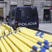 Manifestación tranquila ante Ferraz en vísperas de la investidura de Sánchez