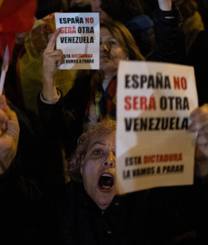 Imagen secundaria 2 - En las imágenes superior e inferior, varias de las pancartas y carteles que exhibieron los manifestantes; en la foto intermedia, un grupo de personas realizó una sentada pacífica al final de la protesta desvinculándose de los incidentes protagonizados por varios ultras y radicales 