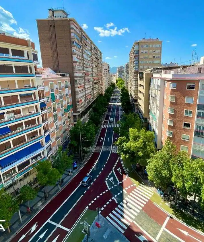 Imagen secundaria 2 - Arriba y abajo a la derecha, la Gran Vía. Abajo a la izquierda, la avenida de la Constitución.