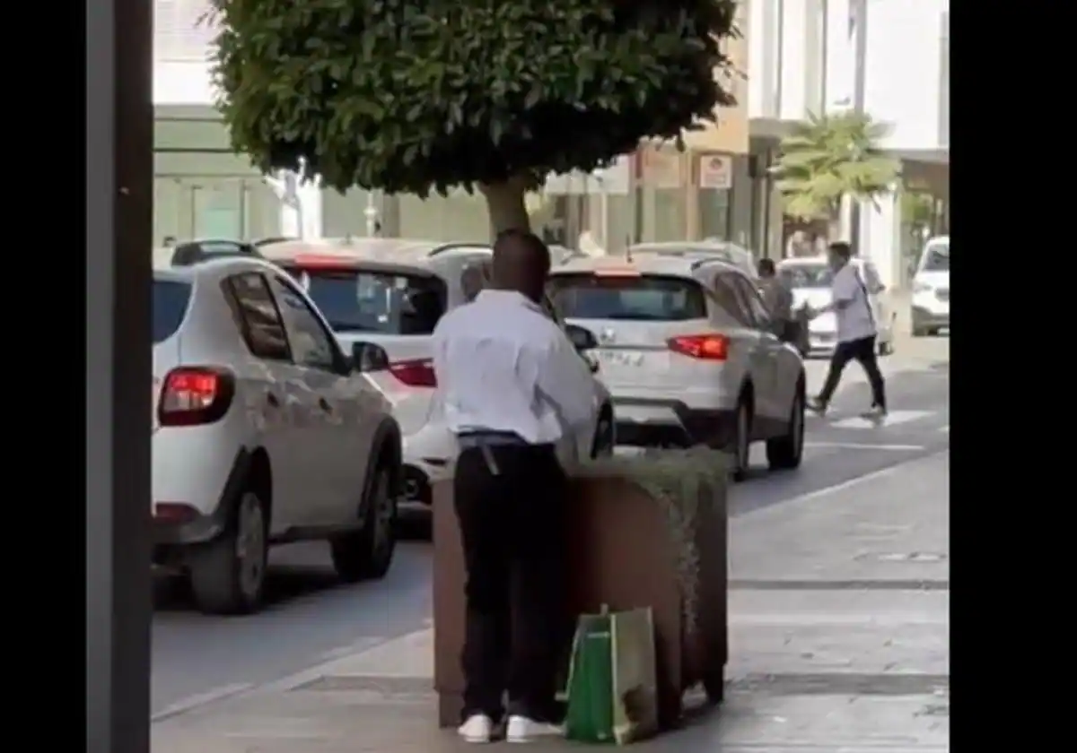 El nuevo personaje viral de Lorca que te puedes encontrar bailando cualquier parte de la ciudad