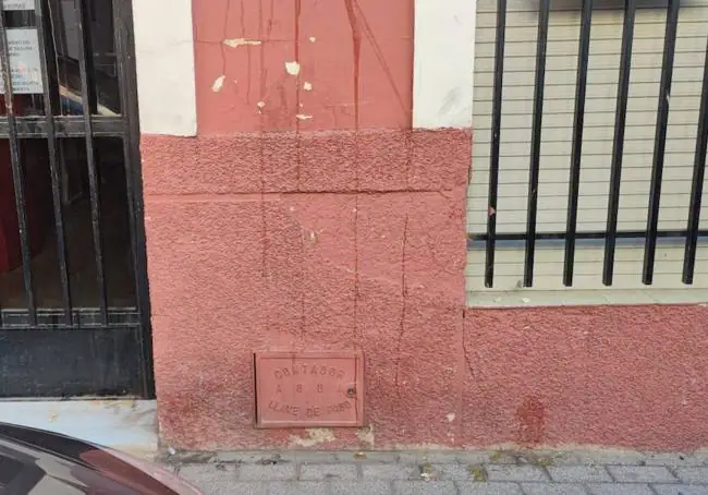 Restos de huevo en la fachada del PSOE de Molina.