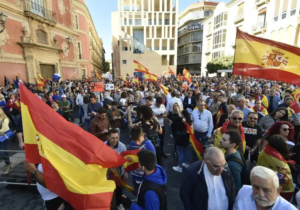 López Miras sostiene que «la democracia española está en peligro» e insta a «una respuesta serena y firme»
