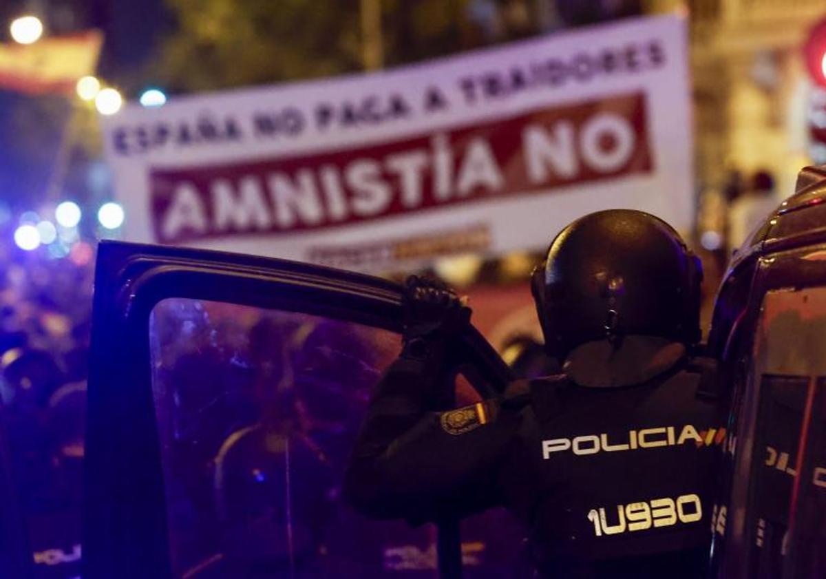 La nueva protesta ante la sede del PSOE colapsa Madrid y deriva en cargas y gases lacrimógenos