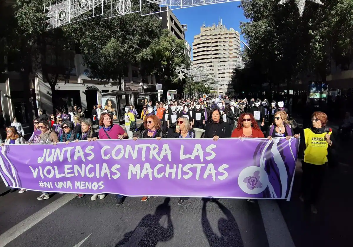 Una manifestación recorre Murcia contra la violencia machista: «No son muertas, son asesinadas»