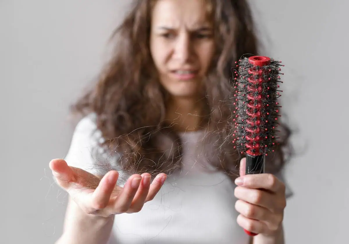 Así debes limpiar tus peines para evitar que se te ensucie el cabello