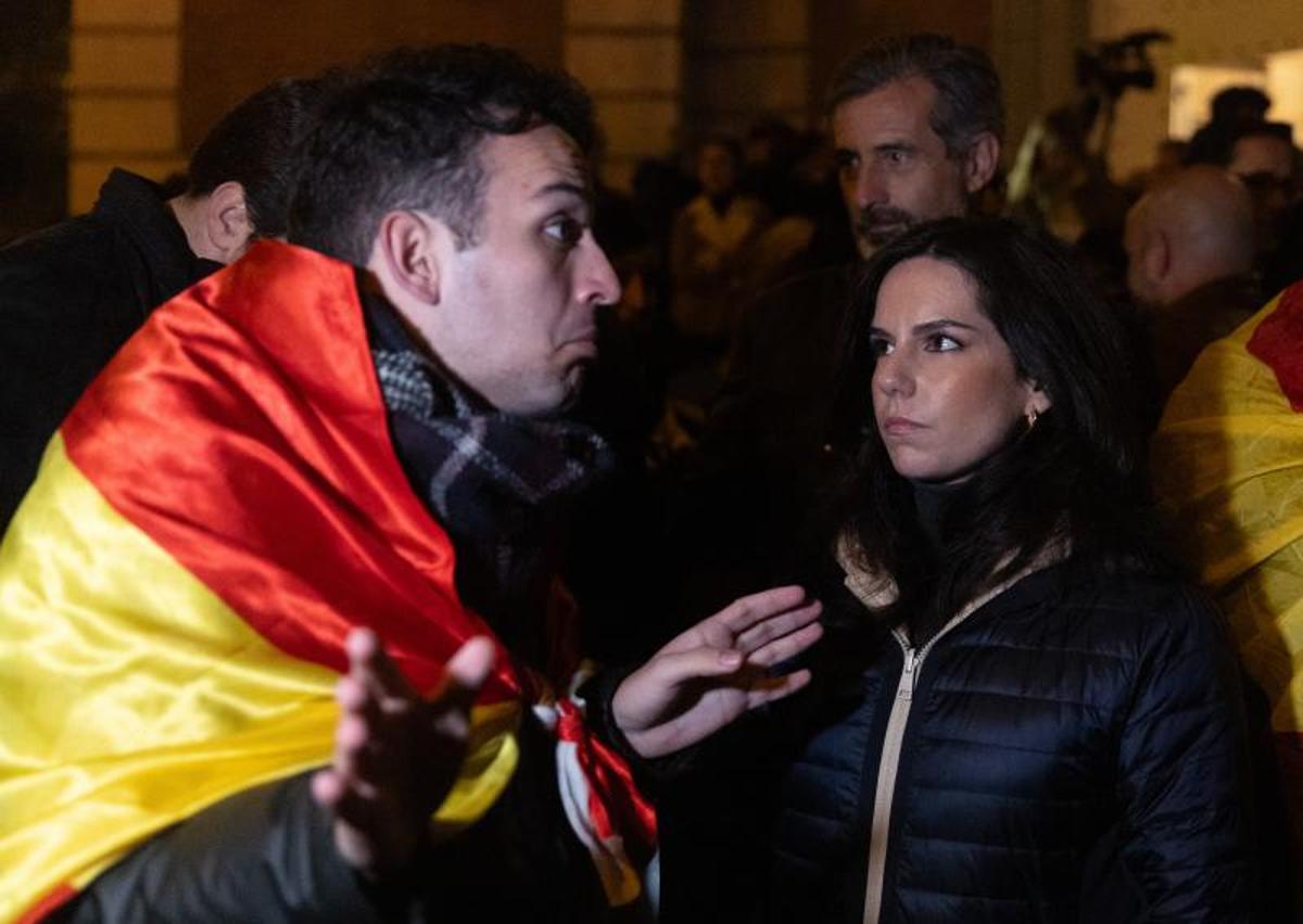 Imagen secundaria 1 - El líder de Desokupa, Daniel Esteve y la portavoz de Vox en el Congreso de los Diputados, Pepa Millán en la concentración.