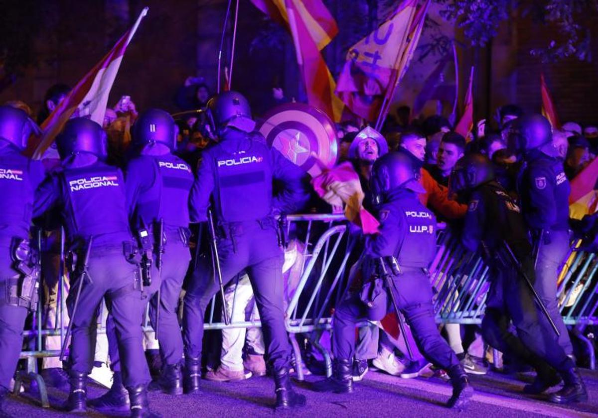 La protesta ante Ferraz contra la amnistía acaba con cargas y gases lacrimógenos