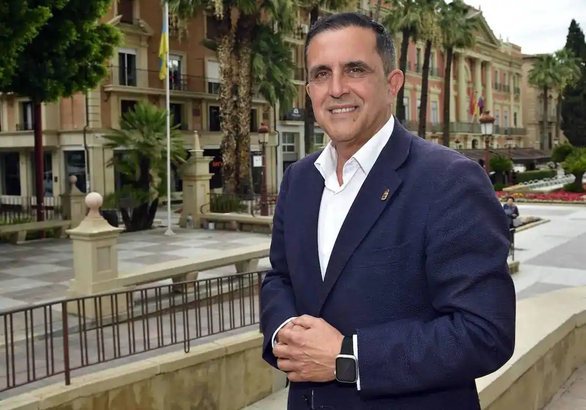 Serrano da un «paso al lado» y dejará su acta de concejal en el Ayuntamiento de Murcia