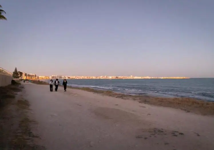 Espacio donde se levantará el paseo marítimo entre Los Náufragos y Rocío del Mar.