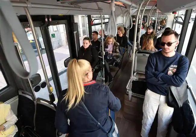 Viajeros en el nuevo tranvibús, este jueves.