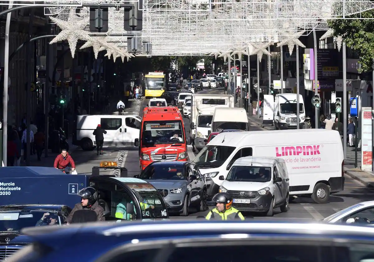 Coches y motos podrán circular por el carril bus de la Gran Vía y la avenida Constitución de Murcia desde este sábado